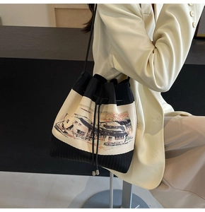 Detail der Canvas-Beuteltasche mit farbenfroher traditioneller chinesischer Malerei