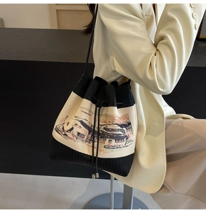 Detail der Kordelzug-Beuteltasche mit Kunstdruck auf Canvas und schwarzen Falten-Elementen