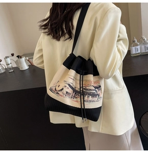 Canvas Beuteltasche mit klassischem Kunstdruck, getragen von einem Model in Rückansicht