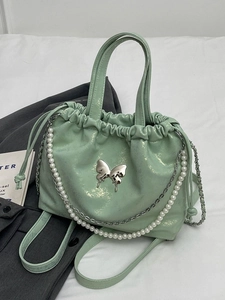 Mini mochila de mariposa verde menta con cadena de perlas y hebilla de metal