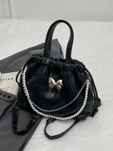 Mochila negra de mariposa a la moda con cadena de perlas y detalles metálicos plateados