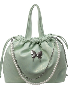 Mochila de mariposa verde menta con cadena de perlas y acabado metálico