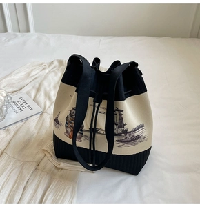 Detail der gestrickten Beuteltasche mit maritimer Katzen-Illustration und Kordelzug