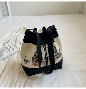 Detailstruktur der gestrickten Beuteltasche mit nautischer Katzen-Illustration und Kordelzug