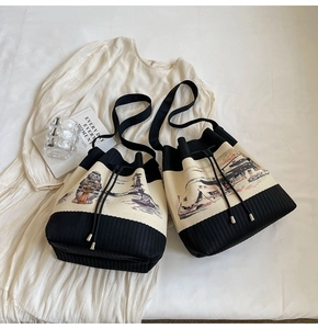 Detailaufnahme von zwei Canvas-Beuteltaschen mit schwarz-weißen Prints und Kordelzug