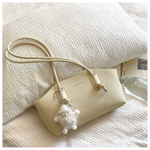 Détail du sac à épaule beige avec imprimé FASHION & BAGS et charmant pendentif