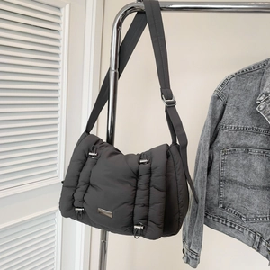 Donkergrijze gewatteerde crossbodytas met geplooide textuur en brede verstelbare riem