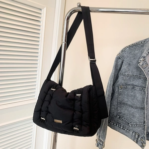 Gevoerde zwarte crossbodytas met brede verstelbare riem en zachte puffer textuur