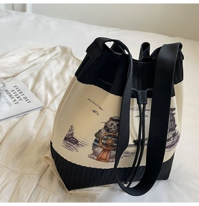 Detailansicht der Strick-Eimertasche mit nautischem Katzen-Jacquard und Kordelzugverschluss