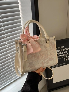 Modische beige Tragetasche mit Blumenmuster, rosa Seidentuchgriff und Schultergurt