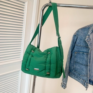 Neon groene gewatteerde postbode tas met trekkoord details en brede schouderriem