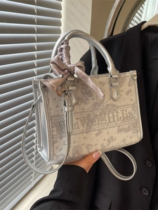 Silbergraue Shopper-Tasche mit Blumenmuster, Metallic-Finish und Schleifendekor