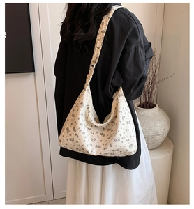 Détail du grand sac cabas à fleurs montrant sa texture souple et son drapé élégant
