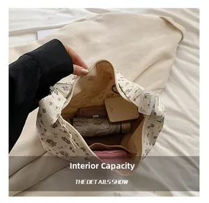 Capacité interne du sac cabas floral montrant le rangement pour téléphone et parapluie