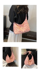 Gros plan du sac fourre-tout à fleurs roses avec fermeture éclair et texture en toile
