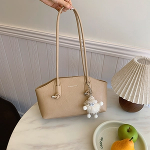 Sac à bandoulière beige élégant avec sangle nouée et breloque peluche pour le quotidien
