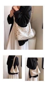 Détail du motif floral et de la large bandoulière sur le sac cabas en toile crème