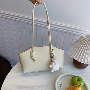 Sac à bandoulière beige en simili cuir avec pendentif en peluche au style épuré