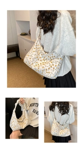 Vues détaillées du sac cabas en toile à fleurs montrant les styles épaule et main
