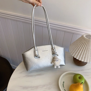 Sac baguette argenté métallisé avec texture froissée et pendentif en peluche chic