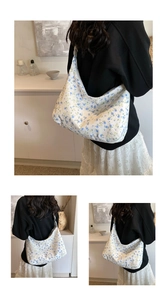 Détail du sac hobo à fleurs montrant la toile spacieuse et l'imprimé botanique