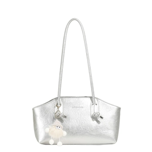 Sac baguette argenté métallisé avec une jolie breloque en peluche blanche de monstre