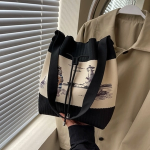 Schicke Strick-Beuteltasche mit nautischer Katzen-Illustration und schwarzem Gurt