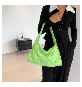Detalle del bolso de hombro de nailon acolchado verde brillante con textura de rombos