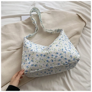 Détail du cabas à fleurs montrant le motif floral bleu et la texture du tissu
