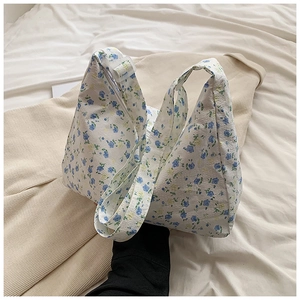 Vue détaillée du petit sac cabas fleuri avec tissu texturé et motifs jaunes