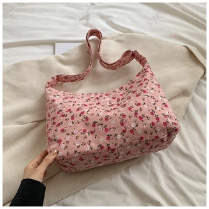 Gros plan du motif floral rose et de la texture du tissu sur un grand sac cabas