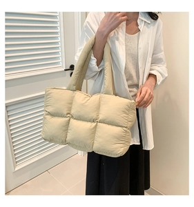 Nahaufnahme der beigefarbenen gesteppten Puffer-Tasche mit großen Quadraten und Polsterung