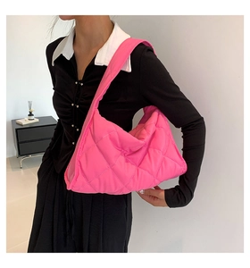 Detalle del bolso de hombro acolchado rosa con textura de rombos y efecto mullido