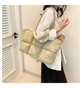 Detailaufnahme der khaki gesteppten Puffer-Tragetasche mit Schultergurt-Textur
