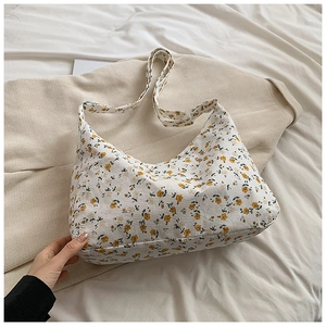 Détail du sac hobo à imprimé floral jaune et large bandoulière confortable