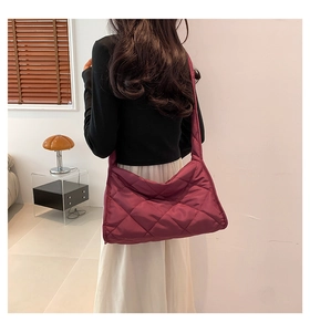 Détail du sac à bandoulière matelassé rouge foncé avec motif à losanges