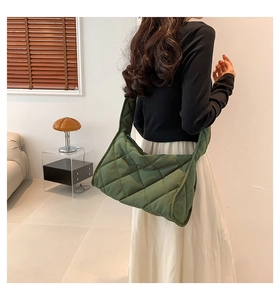 Détail du sac à bandoulière matelassé vert foncé avec grande capacité et texture à losanges