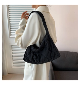 Detalle de bolso de hombro de nailon acolchado negro con acolchado suave y correa