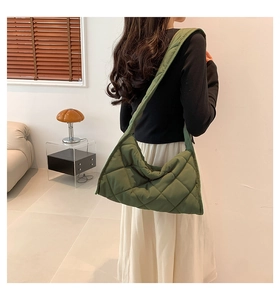Détail du sac à bandoulière matelassé vert foncé avec rembourrage doux et surpiqûres