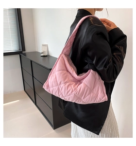 Bolso tote acolchado rosa en el hombro combinado con una elegante chaqueta negra