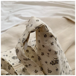 Détail du sac cabas floral montrant le tissu texturé et la fermeture éclair