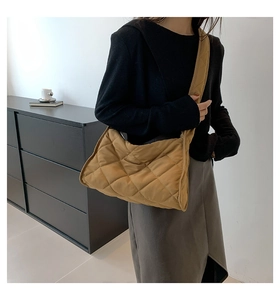 Détail du sac bandoulière matelassé camel en nylon rembourré avec une large bandoulière