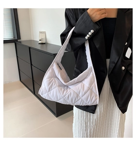Detalle del bolso tote acolchado blanco en nailon brillante con una textura suave y esponjosa
