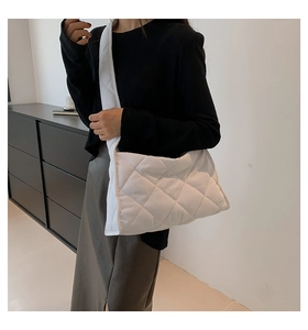 Détail d'un sac à bandoulière blanc matelassé avec surpiqûres à carreaux doux sur un modèle