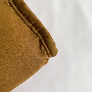 Macro-opname van bruine nylon stof met ruitvormige stiksels en diagonale kepertextuur
