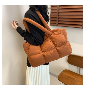 Nahaufnahme der orange-braunen gesteppten Puffer-Tasche mit dicker gepolsterter Schulter