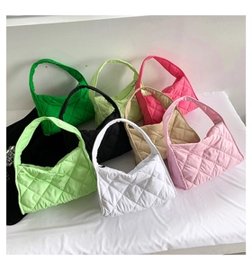 Bolsos tote de algodón acolchado en siete colores vibrantes, incluidos el verde y el rosa