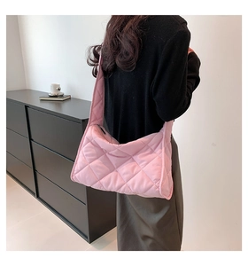 Détail du sac matelassé rose à grande capacité avec surpiqûres en forme de losange
