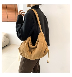 Detail der gesteppten Tragetasche mit khaki Nylonstoff und großem Rautensteppmuster