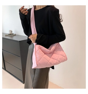 Détail du sac à bandoulière matelassé rose avec texture à grands losanges